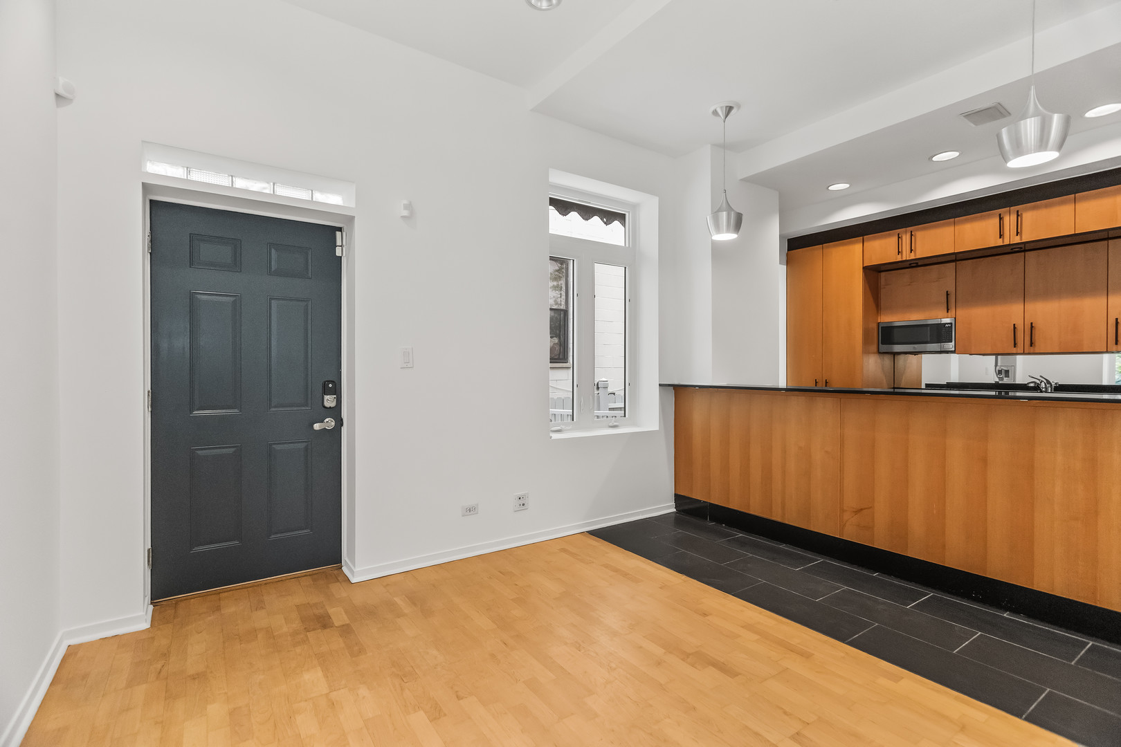 1207 E 44th Place