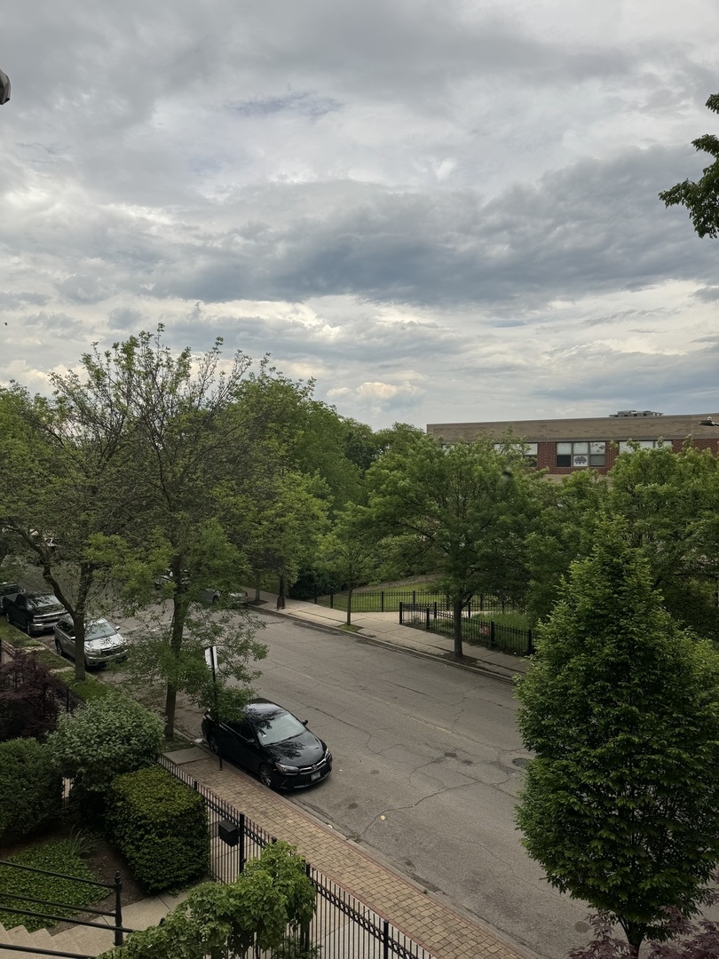 750 S Oakley Boulevard 3