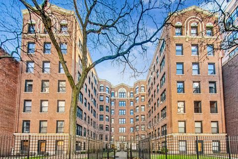 Tiny photo for 725 W Sheridan Road #10E, Chicago, IL 60613 (MLS # 12516752)