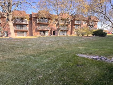 Tiny photo for 210 E Fountainview Lane #1A, Lombard, IL 60148 (MLS # 12511464)