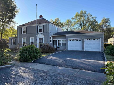 Photo of 831 E 5TH Street, Centralia, IL 62801 (MLS # EB460216)