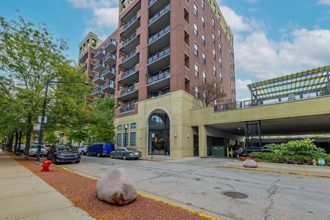 Photo of 811 W 15th Place #806, Chicago, IL 60608 (MLS # 12518232)