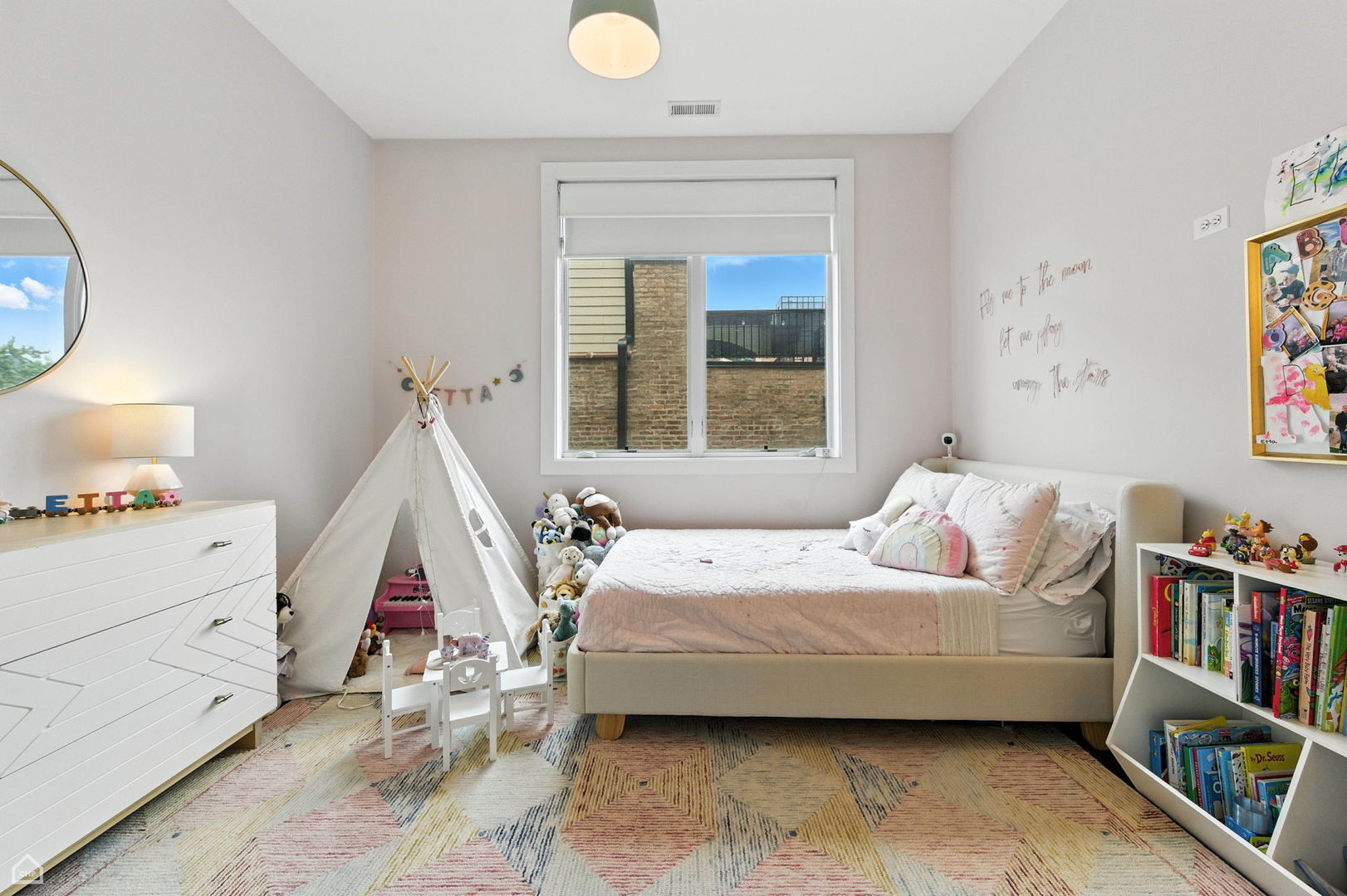 Chicago, Illinois 60607, United States, 3 Bedrooms Bedrooms, ,2 BathroomsBathrooms,Residential,Active,228919