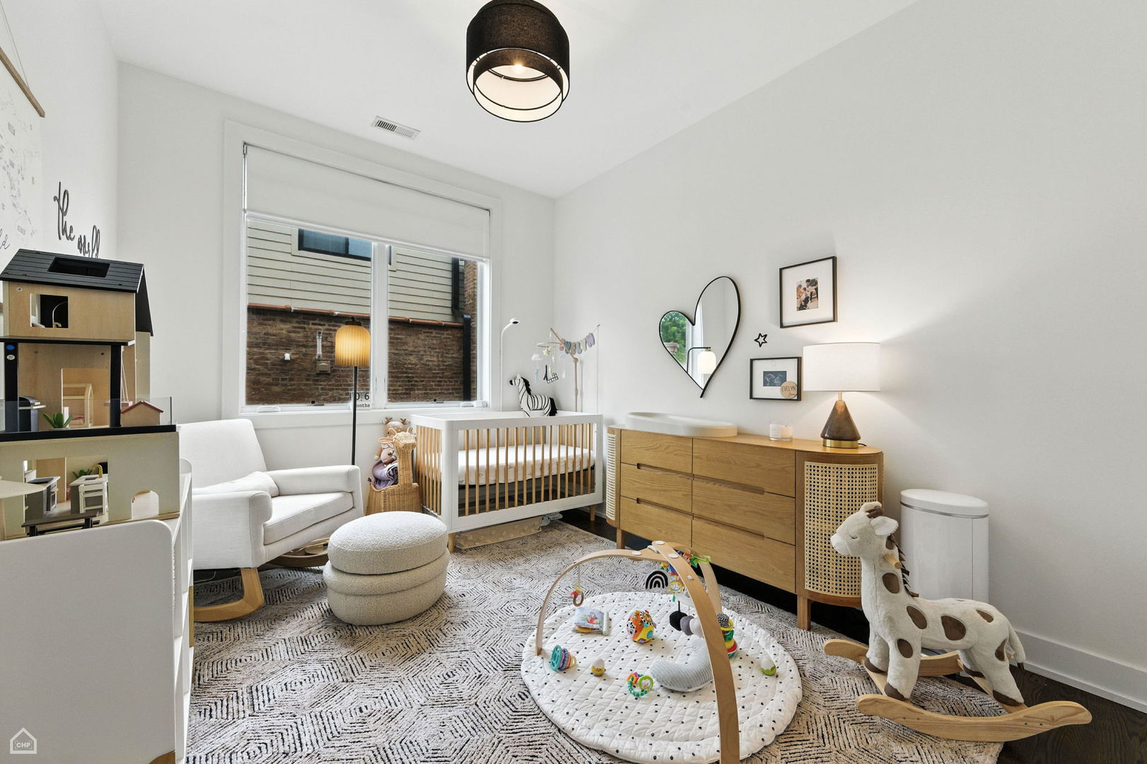 Chicago, Illinois 60607, United States, 3 Bedrooms Bedrooms, ,2 BathroomsBathrooms,Residential,Active,228919