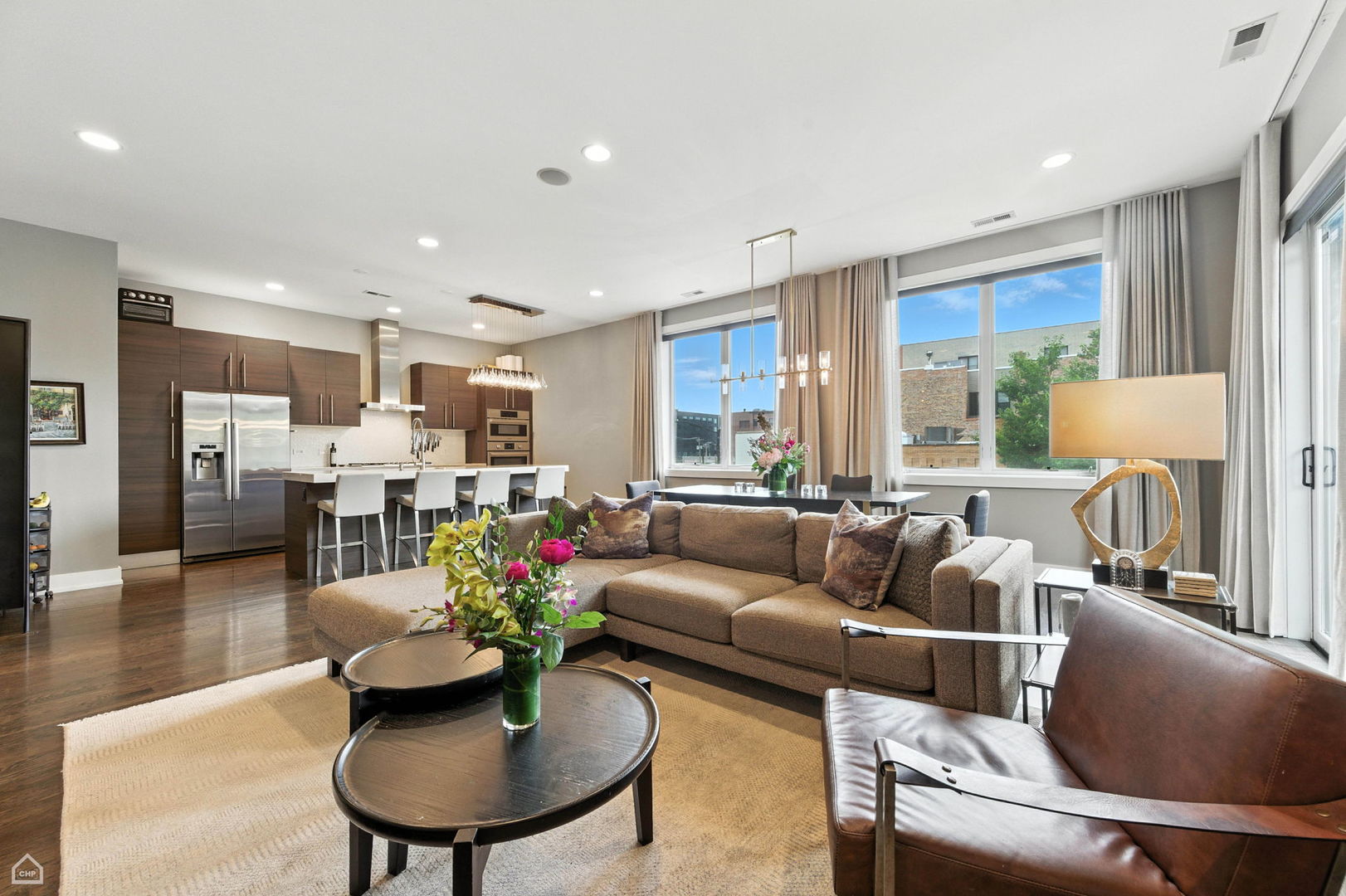 Chicago, Illinois 60607, United States, 3 Bedrooms Bedrooms, ,2 BathroomsBathrooms,Residential,Active,228919