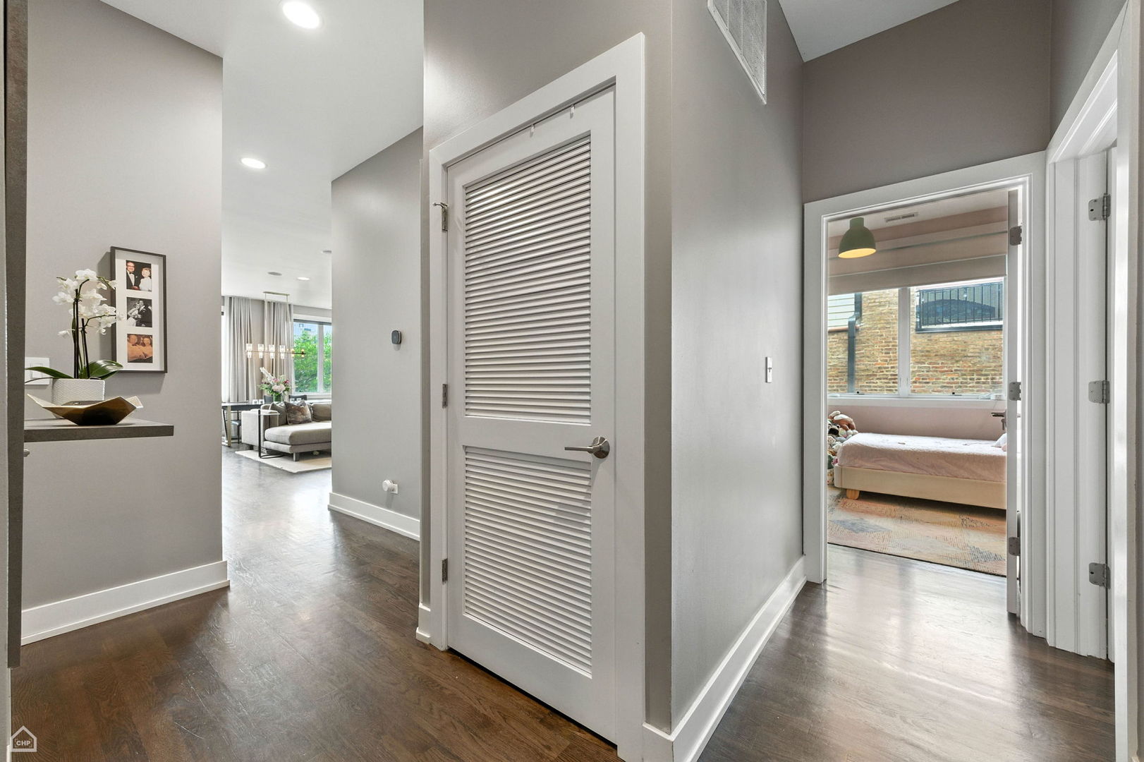 Chicago, Illinois 60607, United States, 3 Bedrooms Bedrooms, ,2 BathroomsBathrooms,Residential,Active,228919