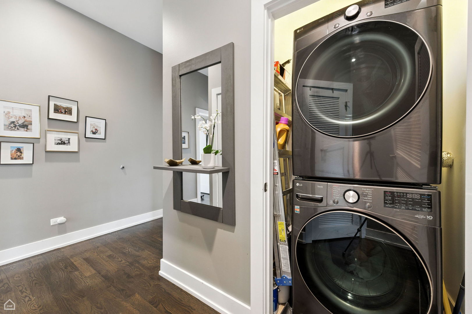 Chicago, Illinois 60607, United States, 3 Bedrooms Bedrooms, ,2 BathroomsBathrooms,Residential,Active,228919