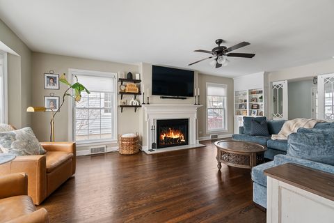 Tiny photo for 931 N Kennicott Avenue, Arlington Heights, IL 60004 (MLS # 12549972)