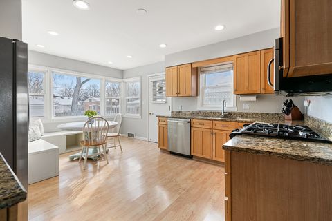 Tiny photo for 931 N Kennicott Avenue, Arlington Heights, IL 60004 (MLS # 12549972)