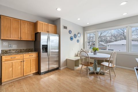 Tiny photo for 931 N Kennicott Avenue, Arlington Heights, IL 60004 (MLS # 12549972)