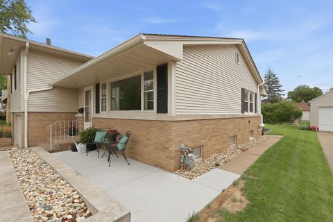Tiny photo for 2528 28th Street, Moline, IL 61265 (MLS # 12638306)