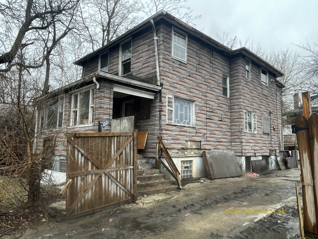 1221 E 72nd Place