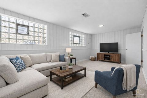 Tiny photo for 114 N Salem Avenue, Arlington Heights, IL 60005 (MLS # 12598213)