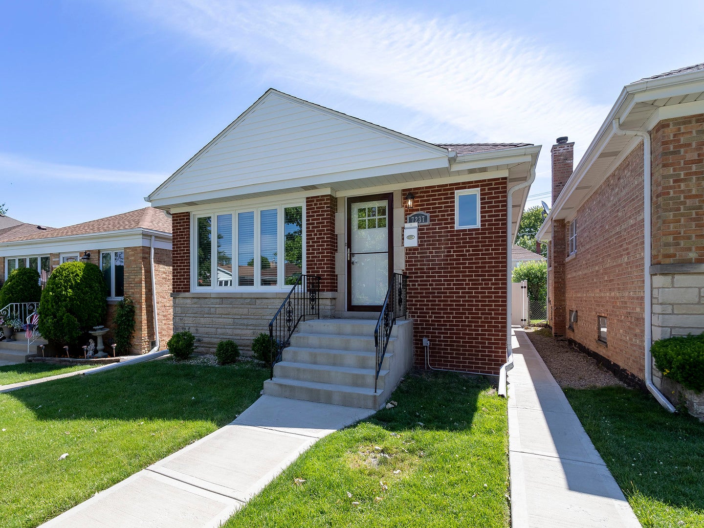 Photo 1 of 11 — 7237 N ORIOLE Avenue, Chicago, IL 60631
