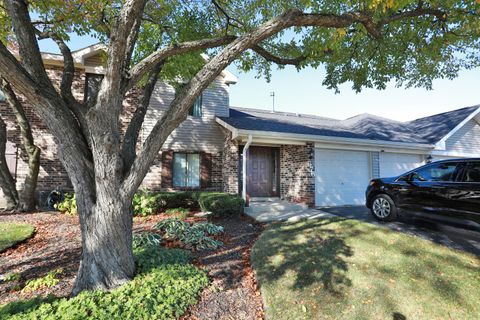 Photo of 676 W Cross Creek Drive #B2, Roselle, IL 60172 (MLS # 12499991)