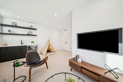 Tiny photo for 702 E 41 Street, Chicago, IL 60653 (MLS # 12578771)