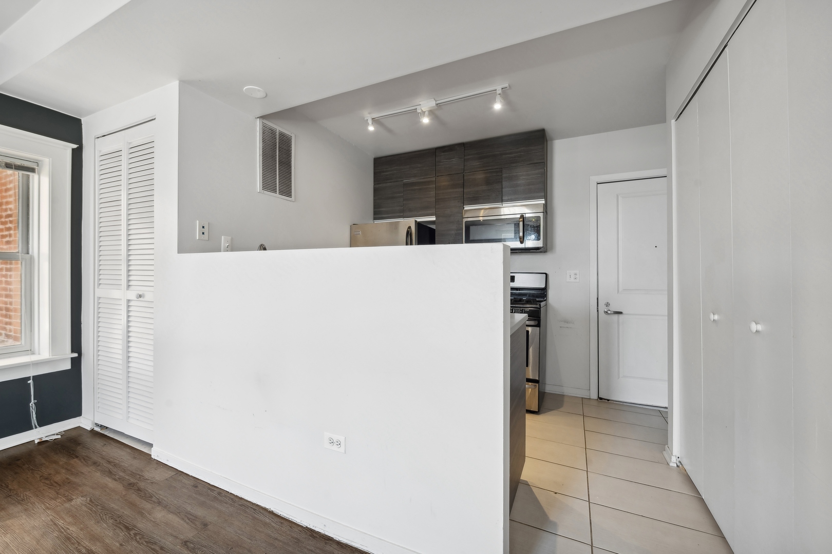 30 E Roosevelt Road 204