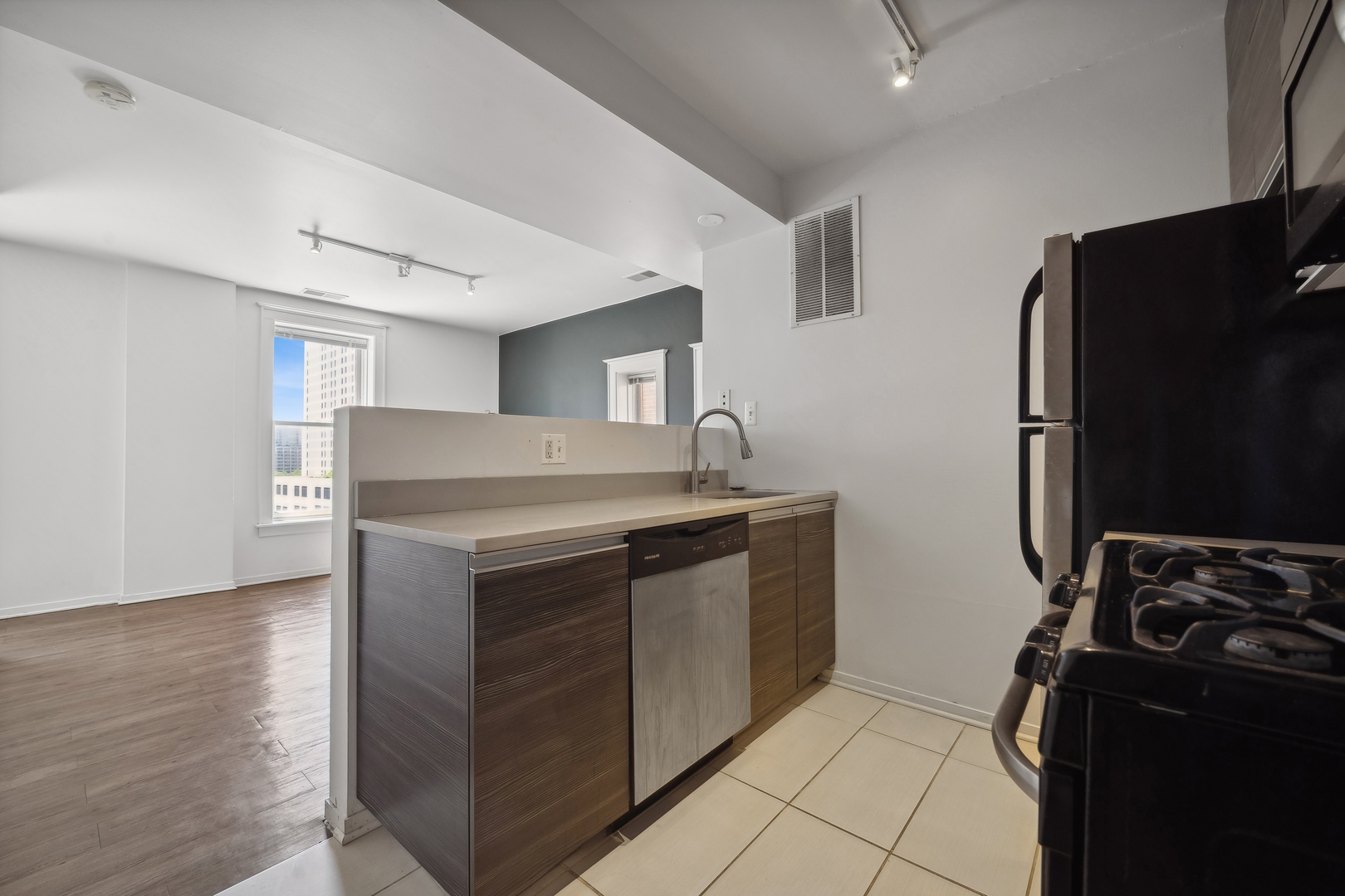 30 E Roosevelt Road 204