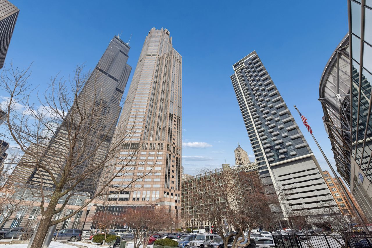 235 W Van Buren Street 4516