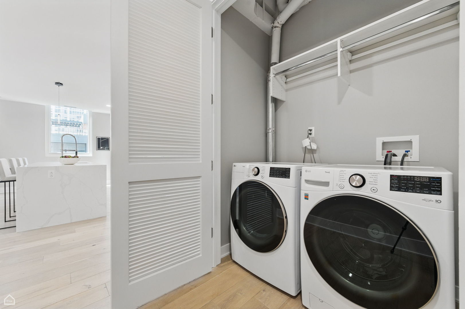 Chicago, Illinois 60654, United States, 3 Bedrooms Bedrooms, ,3 BathroomsBathrooms,Residential,Active,171450