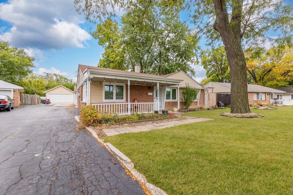 Photo for 9909 Elm Circle Drive, Oak Lawn, IL 60453 (MLS # 12503406)