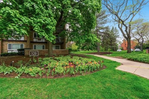 Tiny photo for 320 Claymoor Road #1C, Hinsdale, IL 60521 (MLS # 12611753)