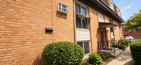 Tiny photo for 1243 Washington Street E #C304, Des Plaines, IL 60016 (MLS # 12709846)
