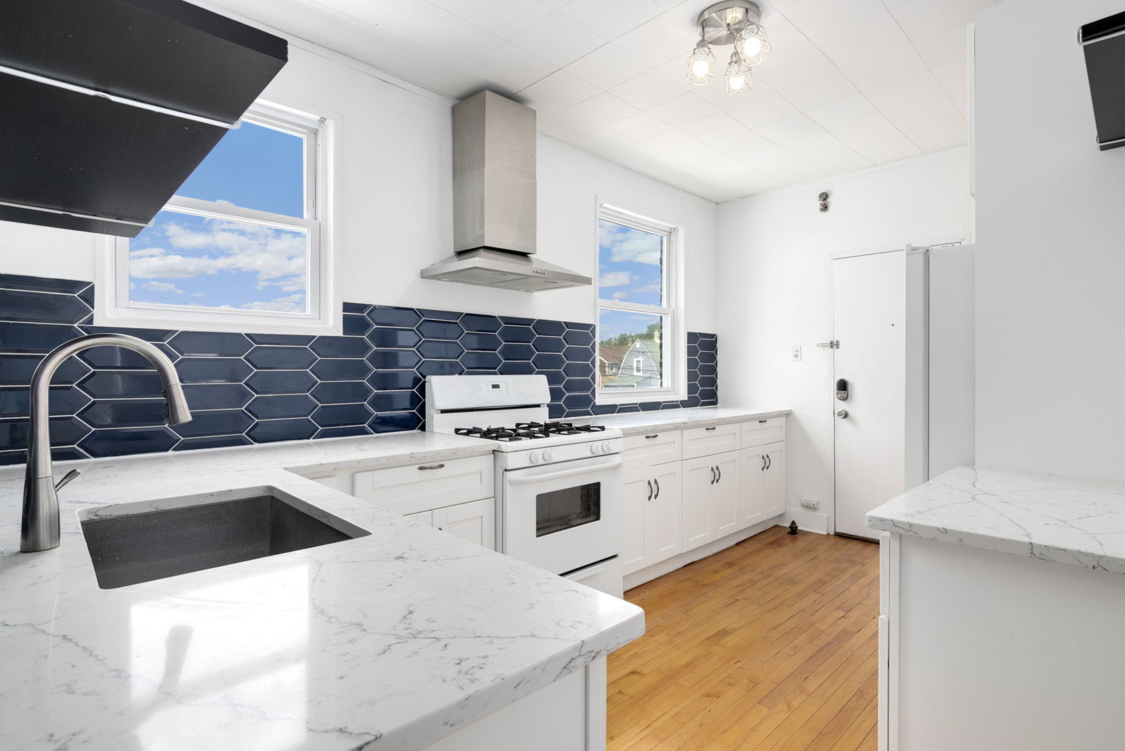 Chicago, Illinois 60641, United States, 2 Bedrooms Bedrooms, ,1 BathroomBathrooms,Residential,Active,195504