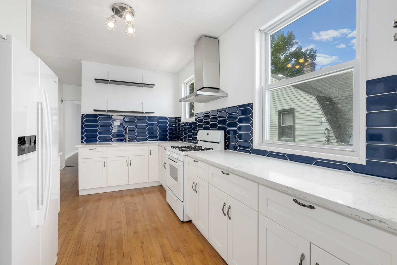 Chicago, Illinois 60641, United States, 2 Bedrooms Bedrooms, ,1 BathroomBathrooms,Residential,Active,195504