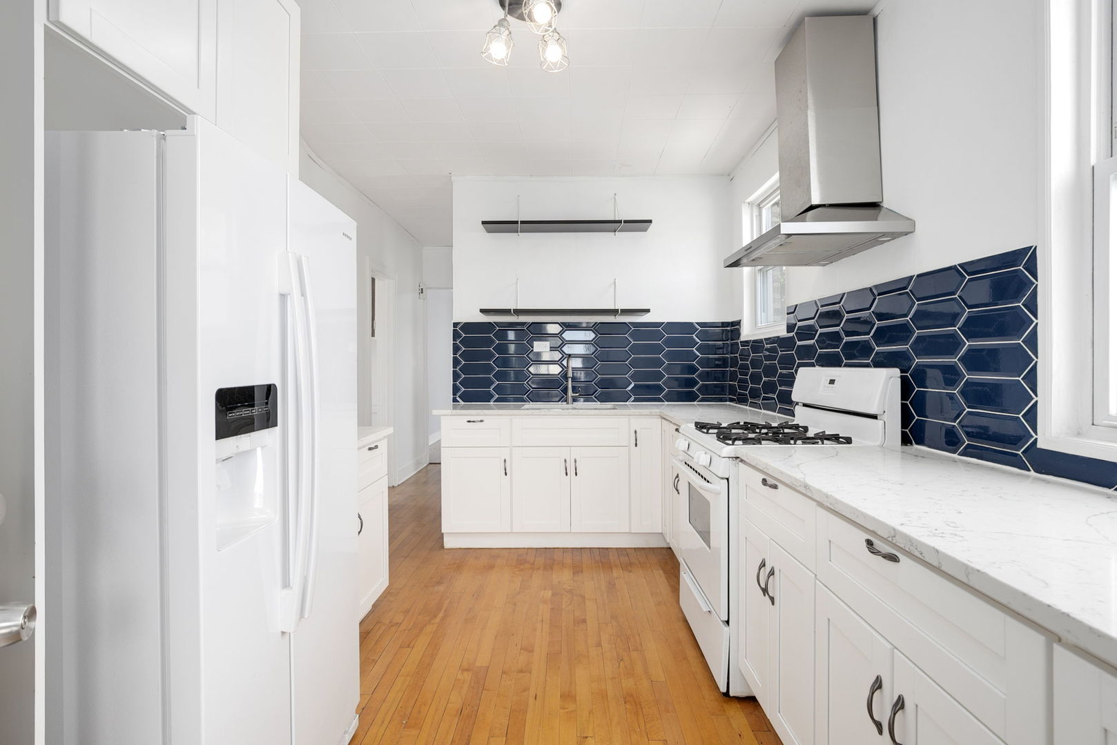 Chicago, Illinois 60641, United States, 2 Bedrooms Bedrooms, ,1 BathroomBathrooms,Residential,Active,195504