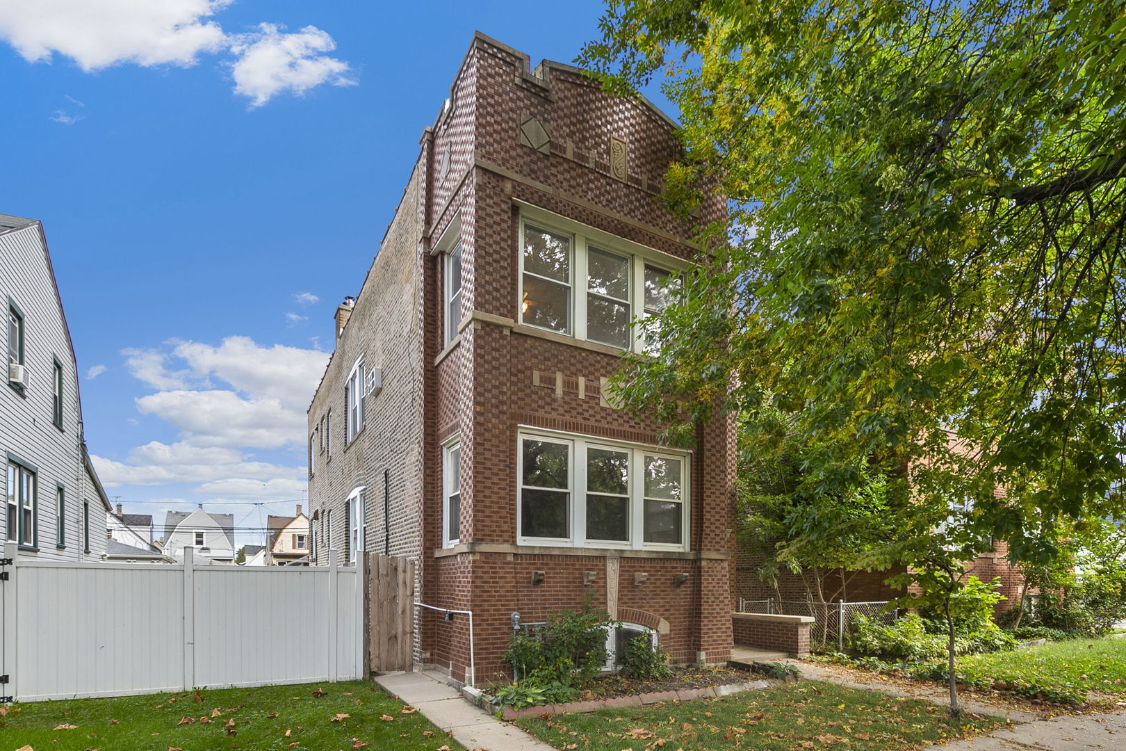 Chicago, Illinois 60641, United States, 2 Bedrooms Bedrooms, ,1 BathroomBathrooms,Residential,Active,195504