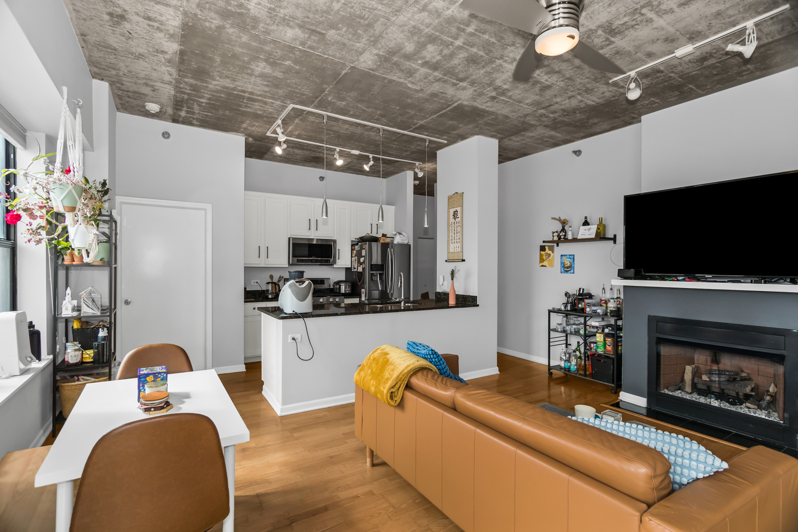 1122 W Catalpa Avenue 706