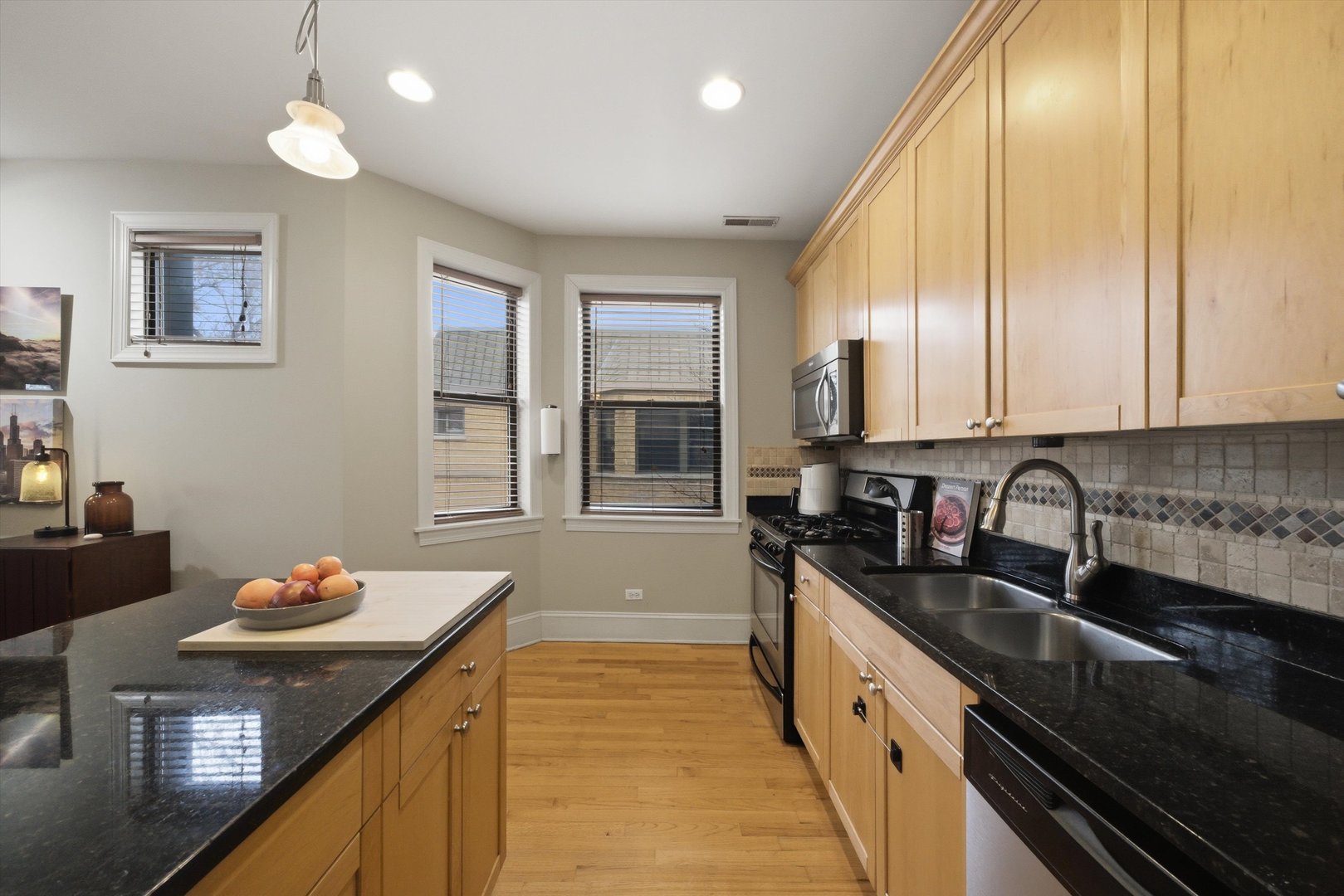 7633 N Greenview Avenue 3W