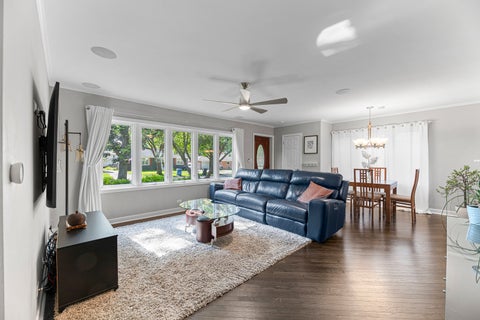 Tiny photo for 9 N Waverly Place, Mount Prospect, IL 60056 (MLS # 12696159)
