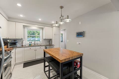 Tiny photo for 9 N Waverly Place, Mount Prospect, IL 60056 (MLS # 12696159)