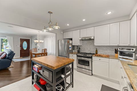 Tiny photo for 9 N Waverly Place, Mount Prospect, IL 60056 (MLS # 12696159)