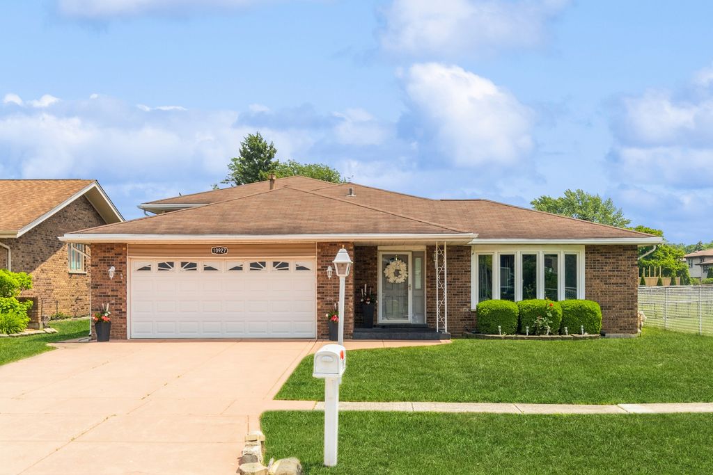 Photo for 10927 S Circle Drive, Palos Hills, IL 60465 (MLS # 12497451)