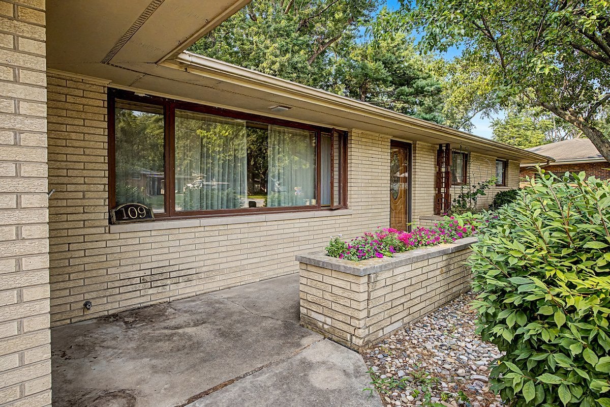109 E Parkview Drive
