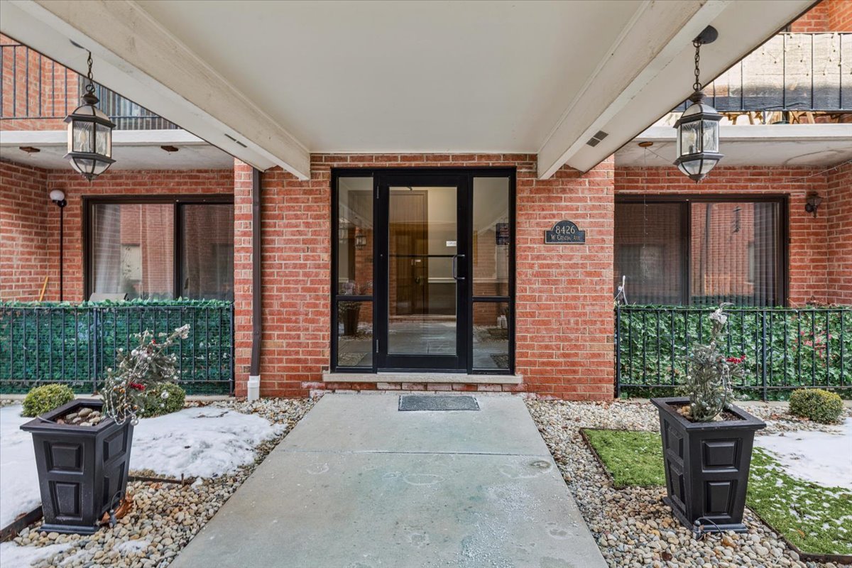 8426 W Catalpa Avenue 403