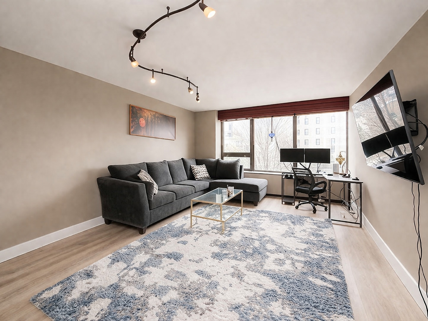 3930 N PINE GROVE Avenue 310