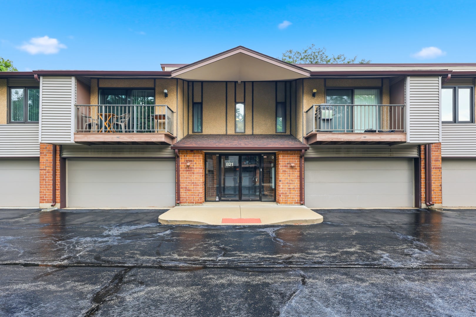 821 Oakton Street 104