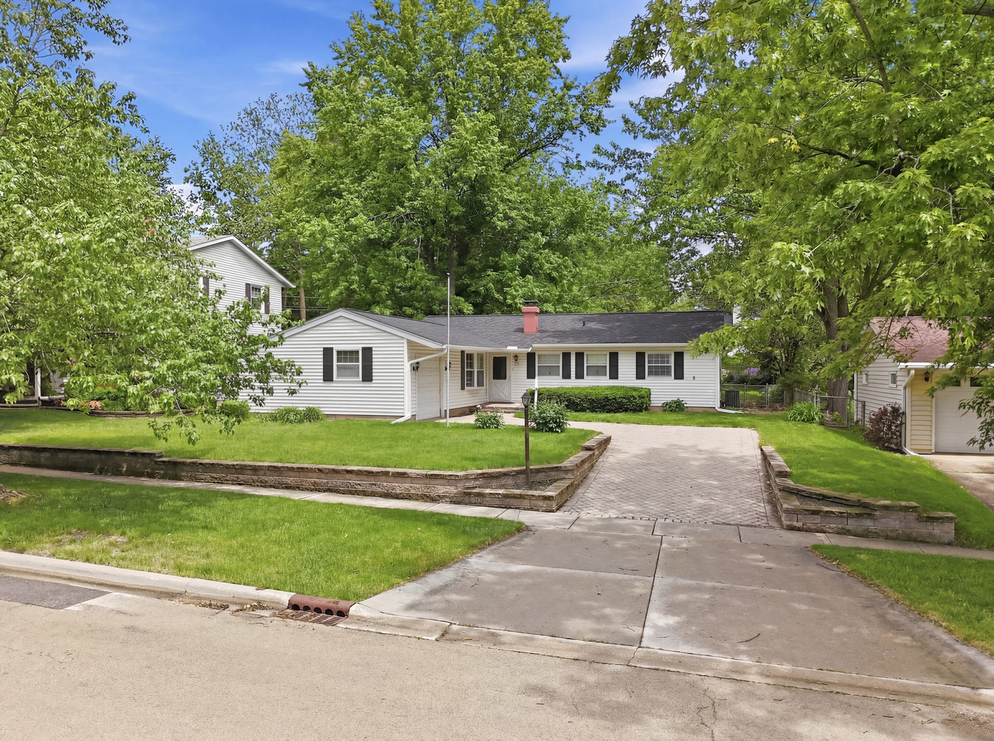 323 E Dresser Road