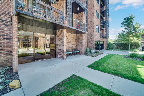 Tiny photo for 9395 Landings Lane #303, Des Plaines, IL 60016 (MLS # 12651353)