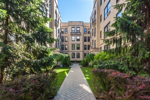 Photo of 3608 N Pine Grove Avenue #B7, Chicago, IL 60613 (MLS # 12681663)