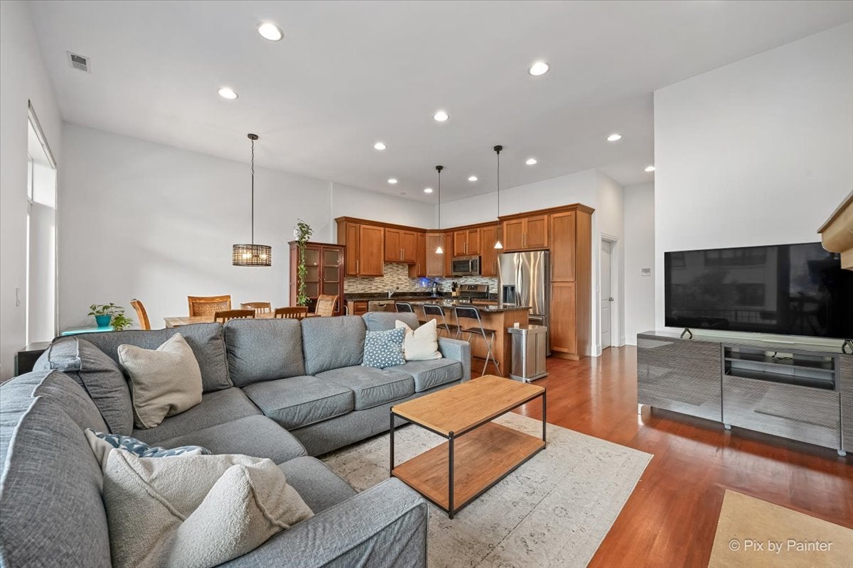 3418 W Foster Avenue 202