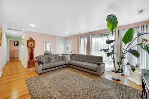 Tiny photo for 327 N Pershing Avenue, Mundelein, IL 60060 (MLS # 12611704)