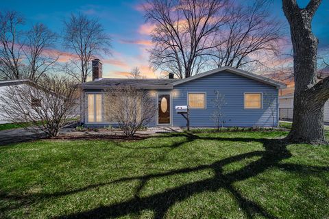 Photo of 327 N Pershing Avenue, Mundelein, IL 60060 (MLS # 12611704)