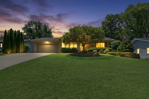 Photo of 2313 Carriage Lane, Lindenhurst, IL 60046 (MLS # 12668099)