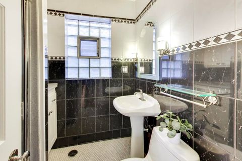 Tiny photo for 944 N Ridgeland Avenue, Oak Park, IL 60302 (MLS # 12596197)