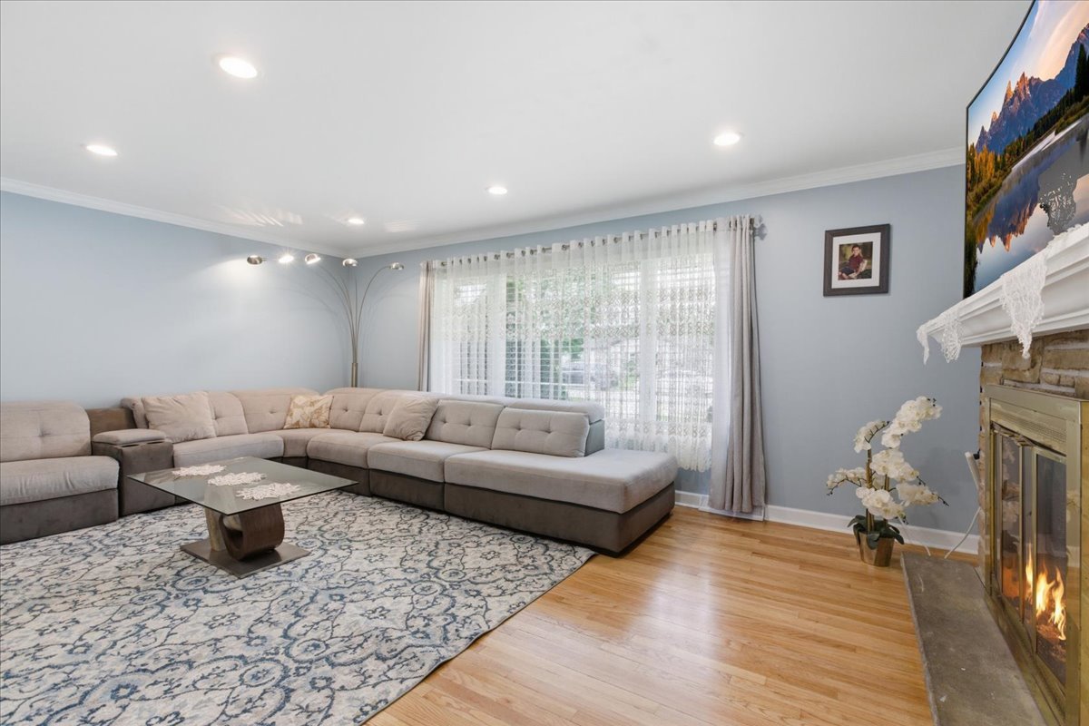 104 W GRANVILLE Avenue